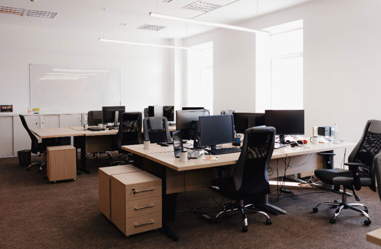 Errores frecuentes al elegir mobiliario de oficina y cómo evitarlos